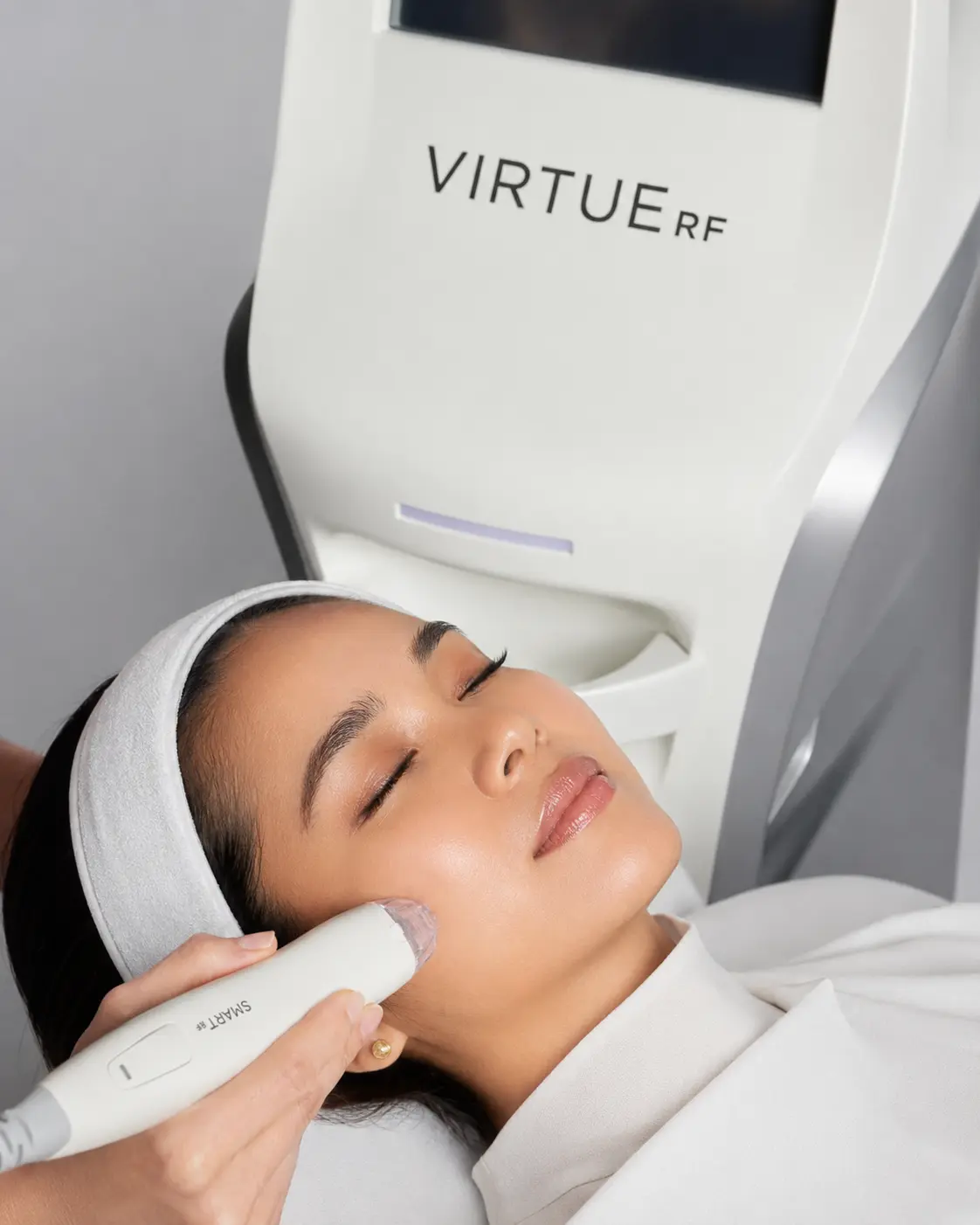 RF Virtue microneedling device used for wrinkle treatment at Renora Clinic
